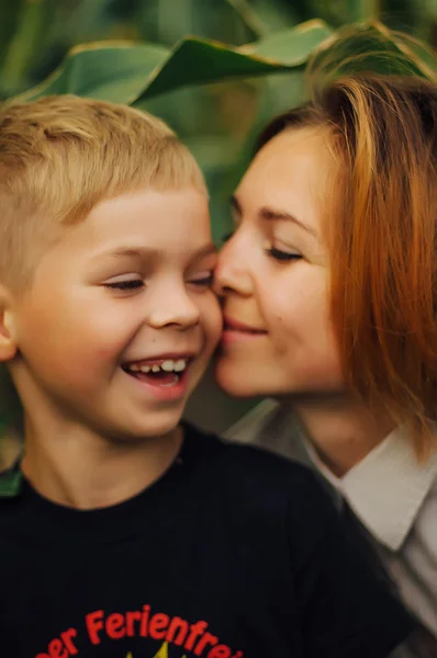 Portret szczęśliwy Mama i jej syn odkryty. Seria mo — Zdjęcie stockowe