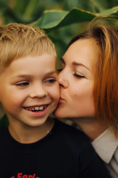 Portret szczęśliwy Mama i jej syn odkryty. Seria mo — Zdjęcie stockowe