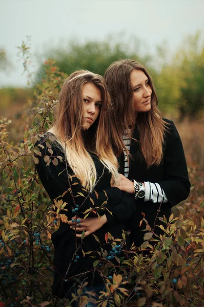 Due giovani ragazze in posa. Due amici felici all'aperto. — Foto Stock