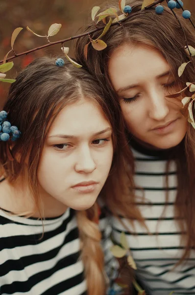 Deux jeunes copines posant. Deux amis heureux à l'extérieurDeux jeunes — Photo