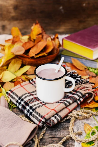 Écharpe tricotée chaude et un livre sur un plateau en bois. Automne paisible En — Photo