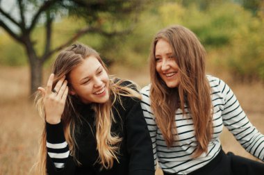 İki genç kız arkadaşım poz. İki mutlu arkadaş outdoorstwo youn