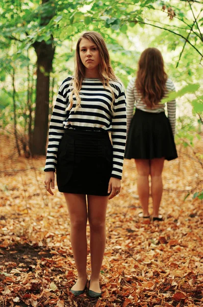 Two young girlfriends posing. Two happy friends outdoorsTwo youn — Stock Photo, Image