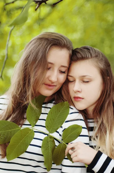 Two young girlfriends posing. Two happy friends outdoorsTwo youn — Stock Photo, Image