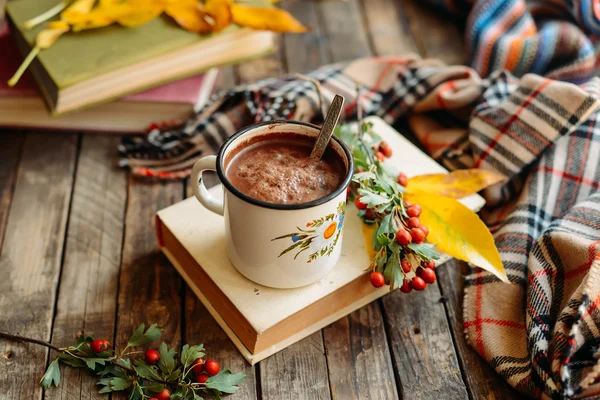 Sıcak çikolata tutan kadın. Ahşap tabl sıcak çikolata