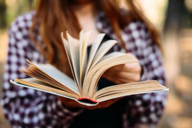 bir kitabın sayfaları çevirme ver. bir kadın bir kitap okuma detay