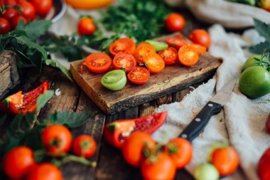 Turp ile karışık salata. Caprese salatası. Kiraz domates mozzarella
