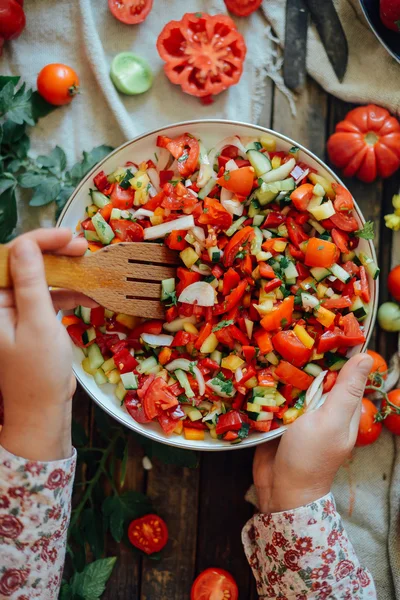 Salada mista com rabanete. Salada Caprese. Mozzarella de tomate cereja — Fotografia de Stock