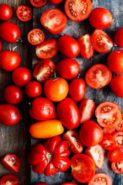 Ahşap masa domatese. Taze çekildi kırmızı domates. Varyasyon o