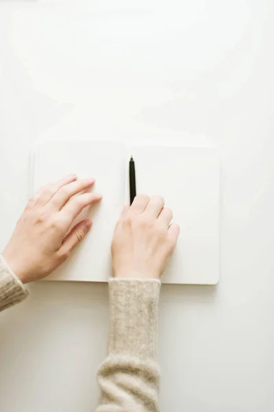 Onherkenbare Vrouw Schrijft Haar Notitieboekje Een Bureau Haar Hom — Stockfoto