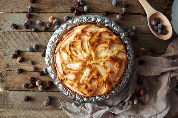 Sobremesa de torta de maçã orgânica caseira pronta para comer. Delicioso e b — Fotografia de Stock