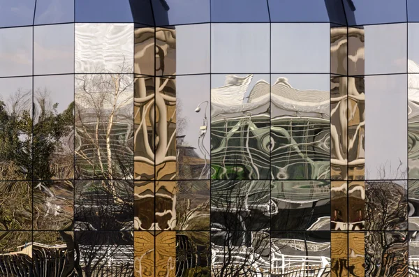 Modern bir binada rastgele, yansıtılmış cam yansımalar