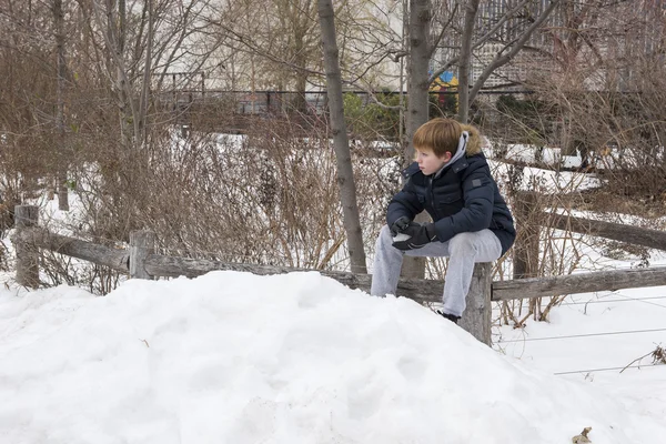 Genç çocuk bir kartopu holding