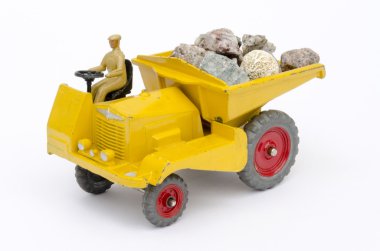 Taş taşıyan vintage oyuncak damperli kamyon
