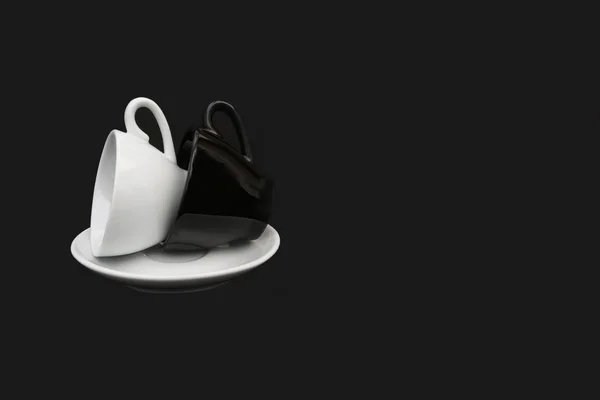 Siyah ve beyaz kahve fincan beyaz daire üzerinde