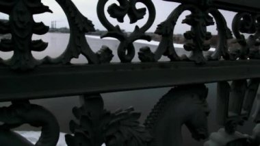 Köprüde yürüyorum