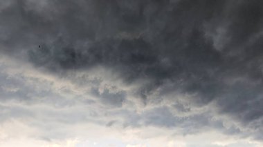 Dramatik, karanlık fırtına bulutları tüm kareyi doldurup karamsar, atmosferik bir manzara yaratıyor. Yoğun gri katmanlar, kömür buharı gökyüzünde dönüyor, güneşi engelliyor. Bu doğal doku yoğun havayı, yaklaşan yağmuru, güçlü sinemayı temsil eder.