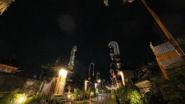 Penglipuran köyü Bali 'nin zamanlaması, Penjor süslemeleri ile, Galungan kültürel kutlaması sırasında geceden gündüze geçiş yapıyor..