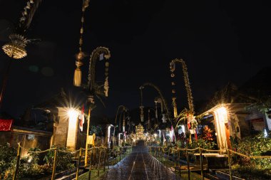 Penglipuran Köyü, Bali, geceleri, Galungan ve Kuningan kültürel kutlamaları sırasında geleneksel kalem süslemeleri ve tapınak ışıklarıyla aydınlatılır..