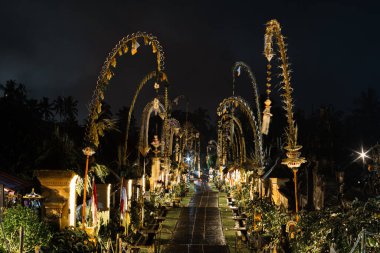 Penglipuran Köyü, Bali, geceleri, Galungan ve Kuningan kültürel kutlamaları sırasında geleneksel kalem süslemeleri ve tapınak ışıklarıyla aydınlatılır..