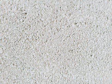 Betondan ya da alçıdan yapılmış kaba, tanecikli bir yüzey dokusu olan beyaz bir duvar. Minimalist beyaz çimento, alçı rendelendirme ve cesur bir endüstriyel bitiş içeren yüksek kaliteli mimari arka plan.