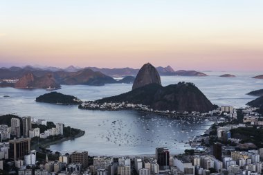 Sugar Loaf Dağı gün batımında, Rio de Janeiro, Brezilya.
