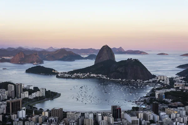 Sugar Loaf berg bij zonsondergang, Rio de Janeiro, Brazilië. — Stockfoto