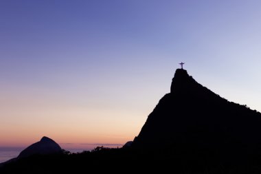 İsa'nın kurtarıcı heykel akşam güneş ışığı altında Rio de Janeiro, Brezilya.