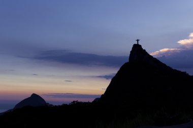 İsa'nın kurtarıcı heykel akşam güneş ışığı altında Rio de Janeiro, Brezilya.