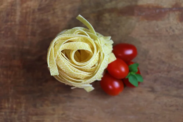 Fettuccine fészkel egy rusztikus, fából készült asztal — Stock Fotó