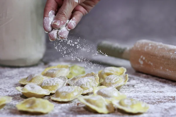 Añadir harina a mano en la pasta fresca — Foto de Stock