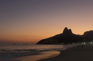 Ipanema Plajı akşam güneş ışığı altında Rio de Janeiro, Brezilya görünümünü