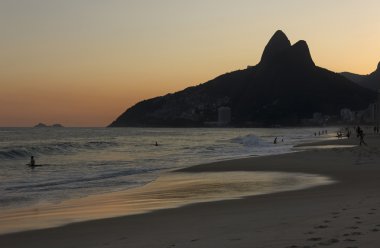 Ipanema Plajı gün batımında, Rio de Janeiro, Brezilya görünümünü