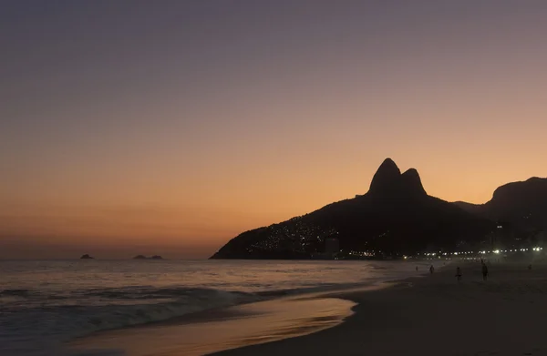 Vista da Praia de Ipanema na Luz do Sol da Noite, Rio de Janeiro, Brasil — Fotografia de Stock