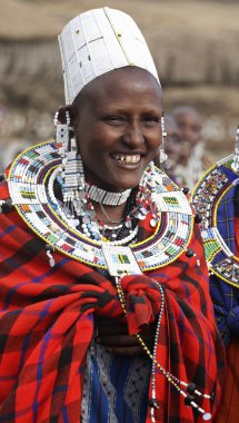 Geleneksel boncuklu süslemeleri ile Masai kadın portresi