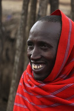 Masai savaşçı geleneksel kırmızı Giysi, Tanzanya ile portresi