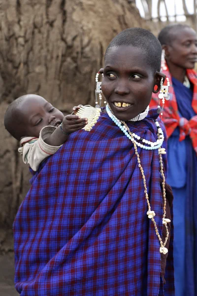 Retrato de mulher Masai e bebê com decorações tradicionais de contas, Tanzânia — Fotografia de Stock