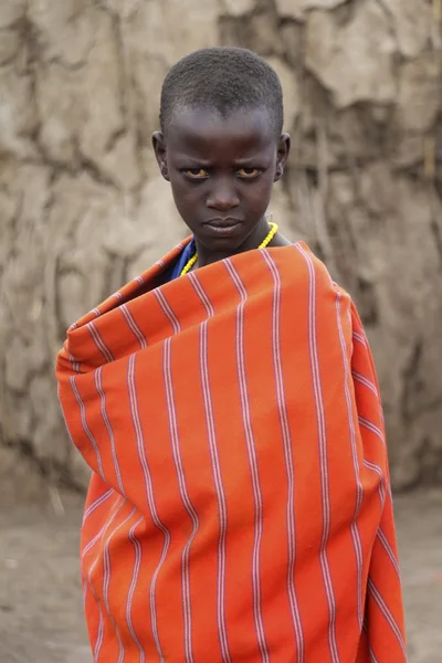 与传统的串珠装饰，坦桑尼亚马赛少女的画像 — 图库照片