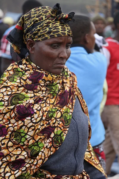 Ritratto di donna africana su abiti colorati al Karatu Iraqw Market, Tanzania . — Foto Stock