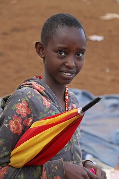 Retrato da menina africana segurando um guarda-chuva colorido no Karatu Iraqw Market, na Tanzânia — Fotografia de Stock