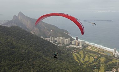 Pedra Bonita rampa, Rio de Janeiro, Brezilya dan yamaç paraşütü