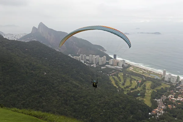 ペドラ ボニータ ランプ リオデジャネイロ、ブラジルからのパラグライダー — ストック写真