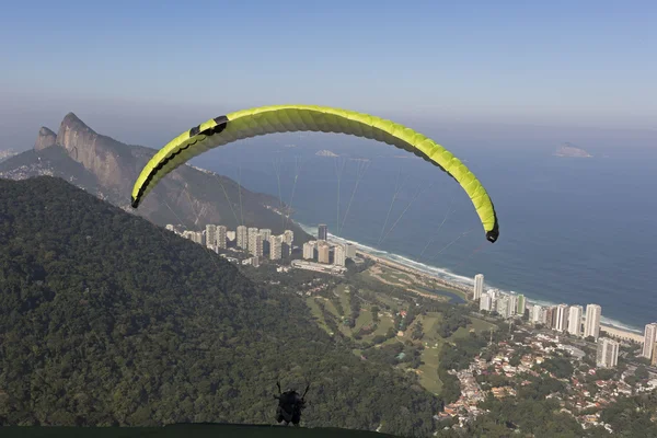 Парапланерист, вылетающий с ралли Педра Бонита, Рио-де-Жанейро, Бразилия — стоковое фото
