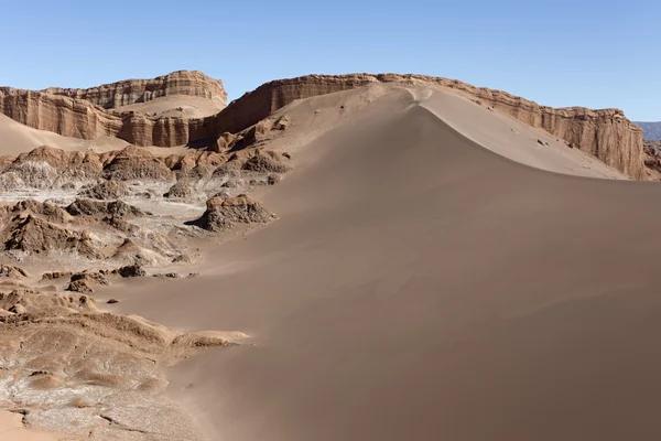 Песчаная дюна, Валье-де-ла-Луна, пустыня Атакама, Чили — стоковое фото