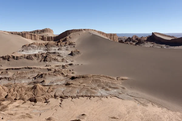 Песчаная дюна и амфитеатр в Валле-де-ла-Луна, Чили — стоковое фото