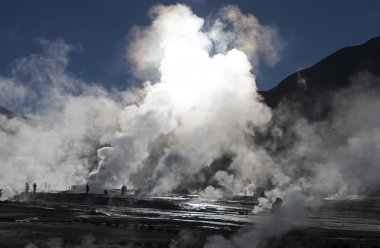 Turistler yakınındaki patlayan geysers, Geysers del Tatio, Şili Andes, Atacama, Chile
