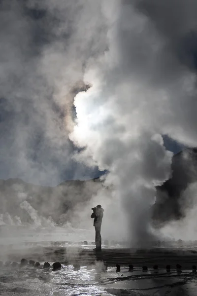A Photographer taking pictures at Geysers del Tatio, Chilean Andes, Atacama, Chile — Stock Photo, Image