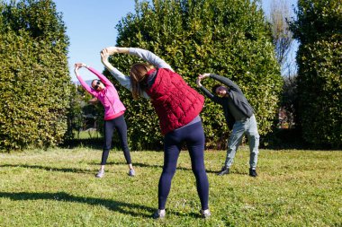 Park 'ta iki kişinin egzersiz yaptığını gösteren bir koçun arka penceresi
