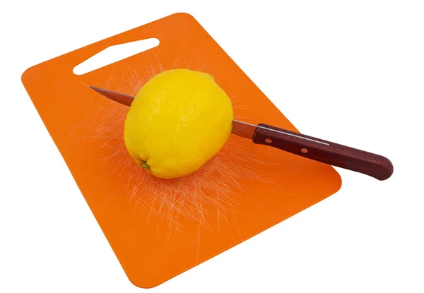 Citron s nožem na desce — Stock fotografie