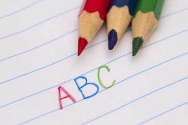 doğrultusunda kağıt üzerinde renkli kalemler